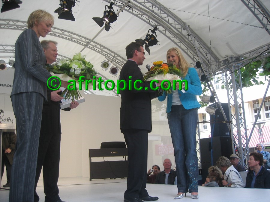 ../Images/Krefeld-Strssenmodenschau-2005 131.jpg